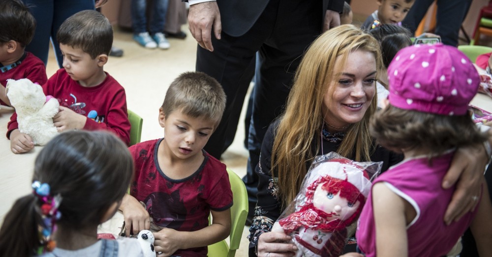 Lindsay Lohan visita un campo di profughi della Siria in Turchia